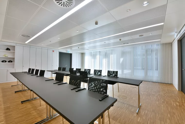 Installation de bandes verticales réglables