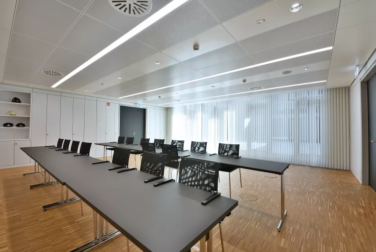 Installation de bandes verticales réglables
