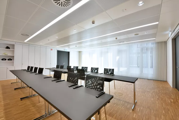 Installation de bandes verticales réglables