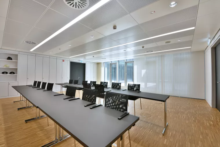 Installation de bandes verticales réglables