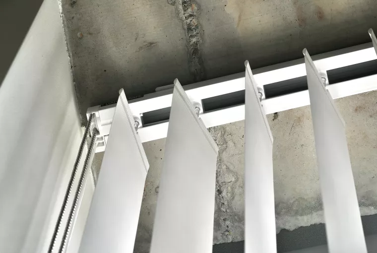Installation de bandes verticales réglables