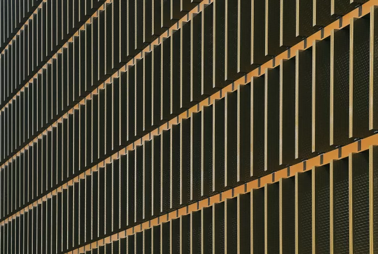Intégration parfaite de brise-soleils orientable entre les brise-vues en aluminium perforé