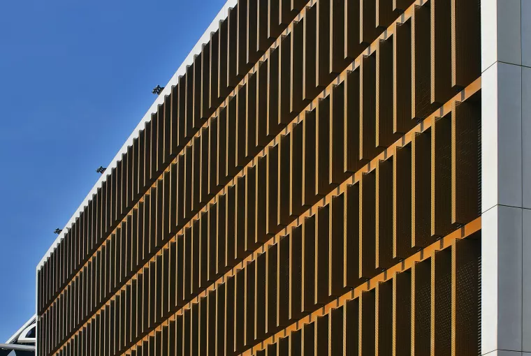 Intégration parfaite de brise-soleils orientable entre les brise-vues en aluminium perforé