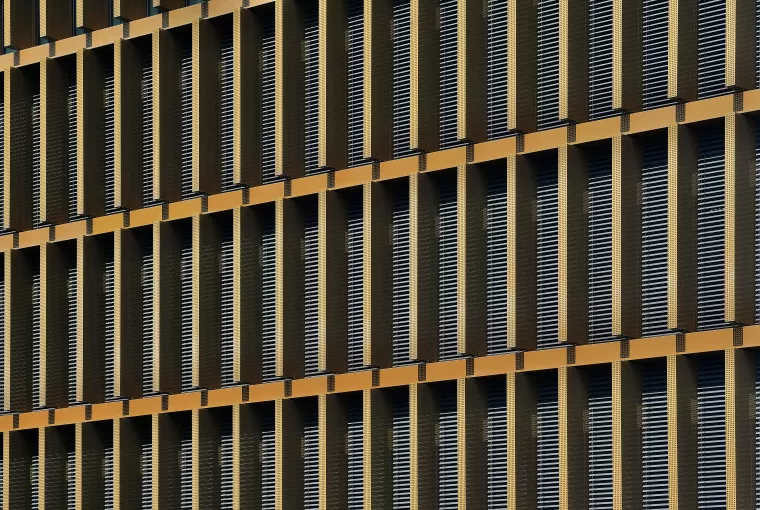 Intégration parfaite de brise-soleils orientable entre les brise-vues en aluminium perforé