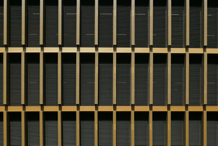 Intégration parfaite de brise-soleils orientable entre les brise-vues en aluminium perforé