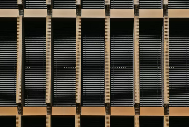 Intégration parfaite de brise-soleils orientable entre les brise-vues en aluminium perforé