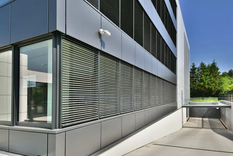 Fourniture et pose de brise-soleil orientable au siège de la société WAGNER