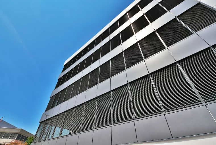 Fourniture et pose de brise-soleil orientable au siège de la société WAGNER