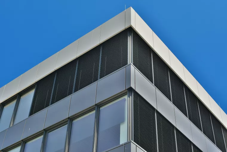 Fourniture et pose de brise-soleil orientable au siège de la société WAGNER
