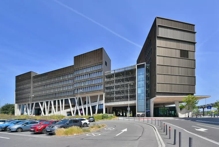 Fourniture et pose de stores intérieurs dans les bureaux du ministère de la défense