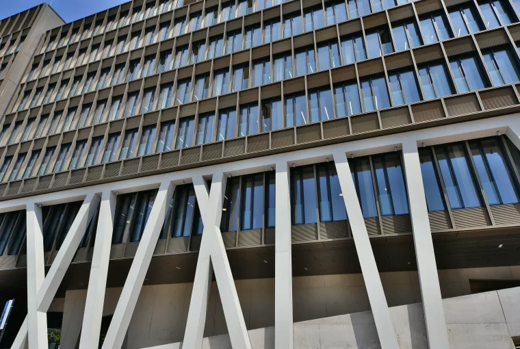Fourniture et pose de stores intérieurs dans les bureaux du ministère de la défense